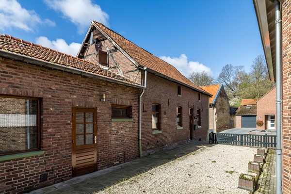 Foto - Te koop: Deze authentieke, landelijk gelegen woonboerderij uit 1900 biedt volop mogelijkheden om geheel naar eigen smaak te moderniseren